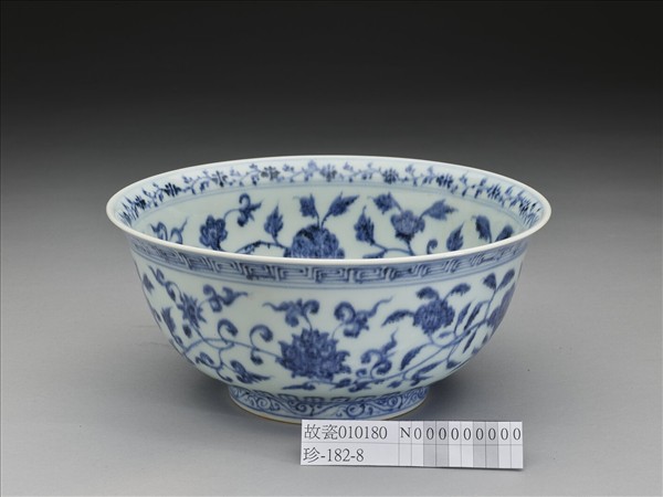 青花纏枝花卉紋碗