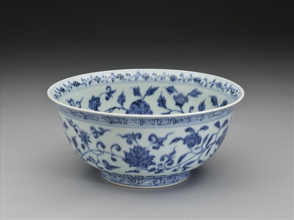 青花纏枝花卉紋碗
