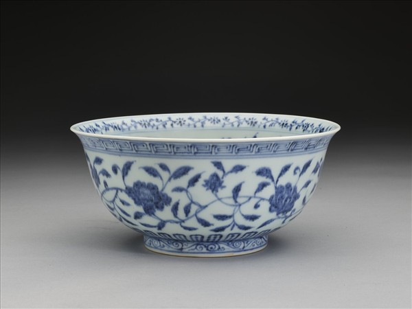 青花纏枝花卉紋碗