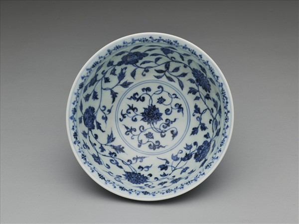 青花纏枝花卉紋碗