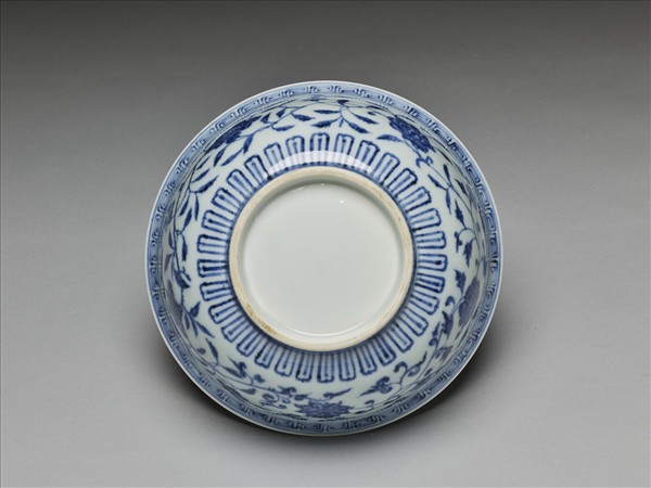 青花纏枝花卉紋碗