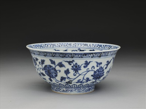 青花纏枝花卉紋碗