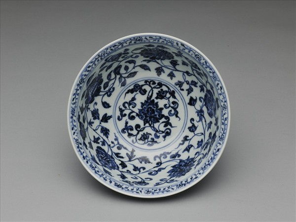 青花纏枝花卉紋碗