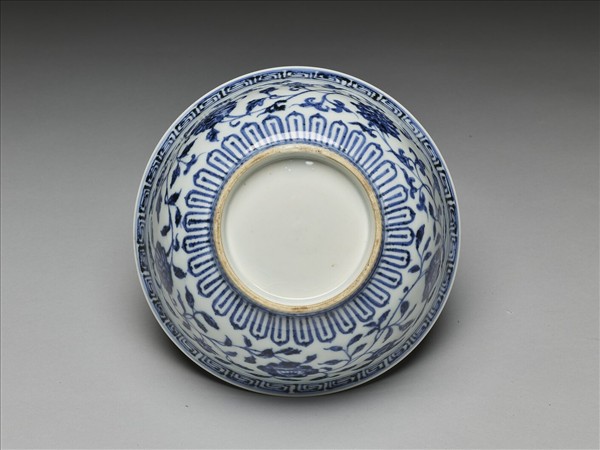 青花纏枝花卉紋碗