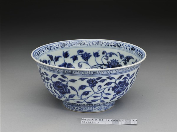青花纏枝花卉紋碗