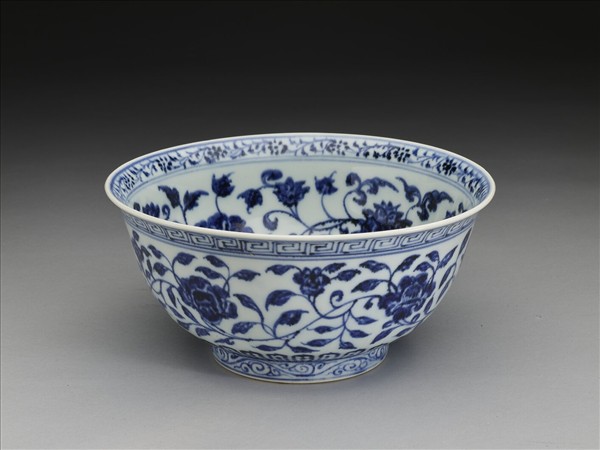 青花纏枝花卉紋碗
