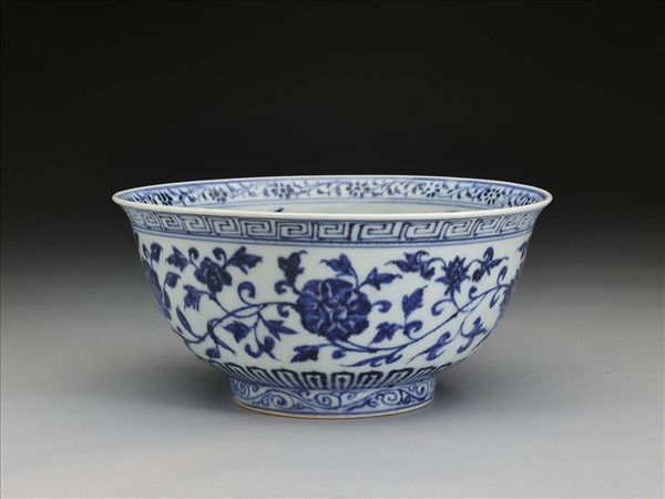 青花纏枝花卉紋碗