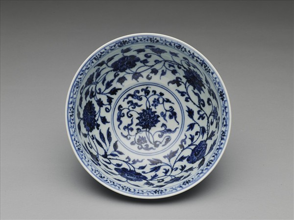 青花纏枝花卉紋碗