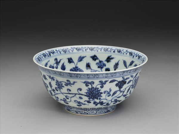 青花纏枝花卉紋碗