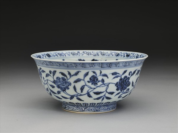 青花纏枝花卉紋碗