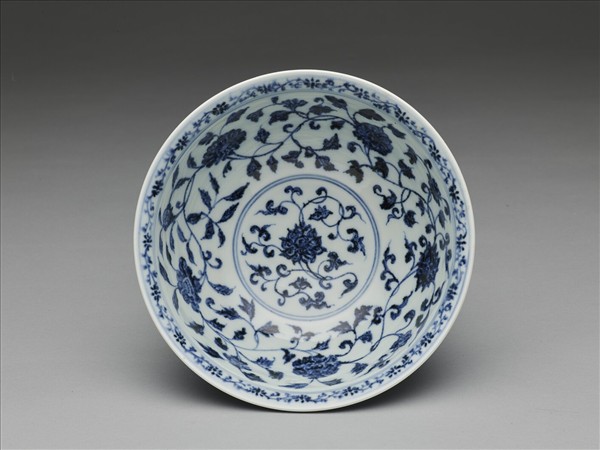 青花纏枝花卉紋碗