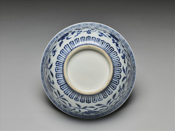 青花纏枝花卉紋碗