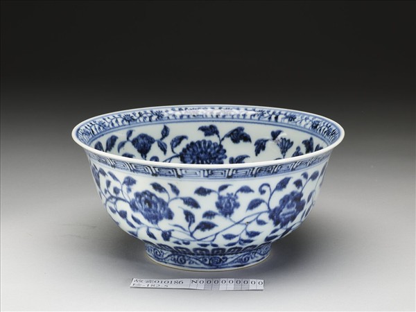青花纏枝花卉紋碗