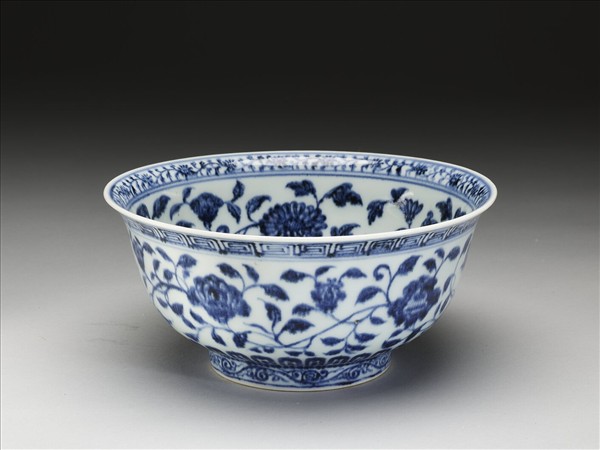 青花纏枝花卉紋碗