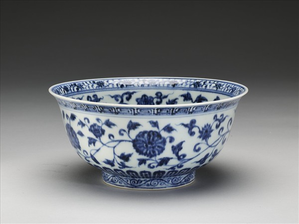 青花纏枝花卉紋碗