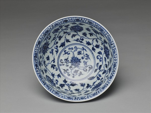 青花纏枝花卉紋碗
