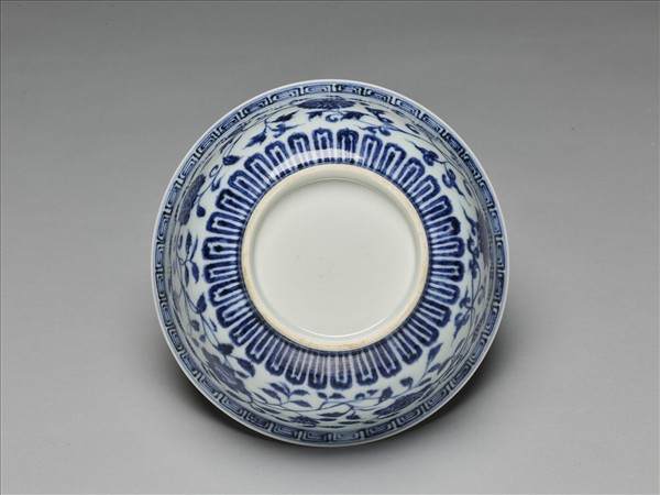 青花纏枝花卉紋碗