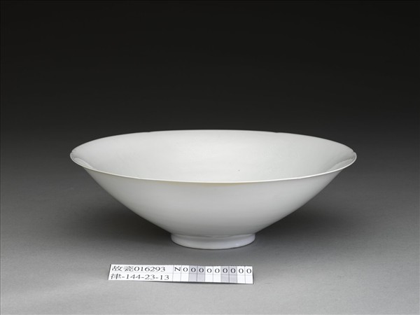 甜白釉暗花番蓮八寶紋葵口碗