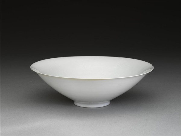 甜白釉暗花番蓮八寶紋葵口碗