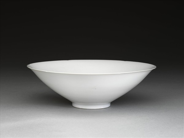 甜白釉暗花番蓮八寶紋葵口碗