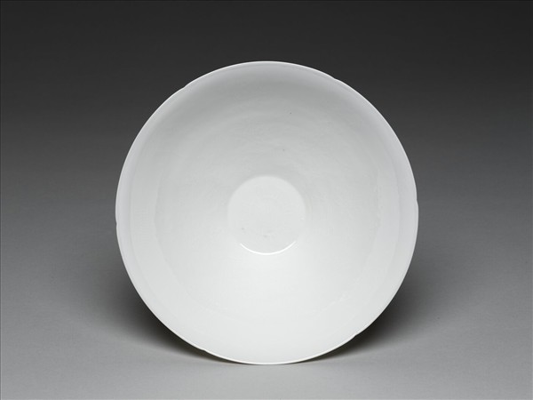 甜白釉暗花番蓮八寶紋葵口碗