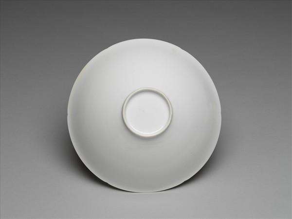 甜白釉暗花番蓮八寶紋葵口碗