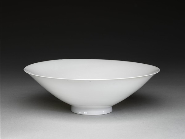 甜白釉暗花番蓮八寶紋葵口碗