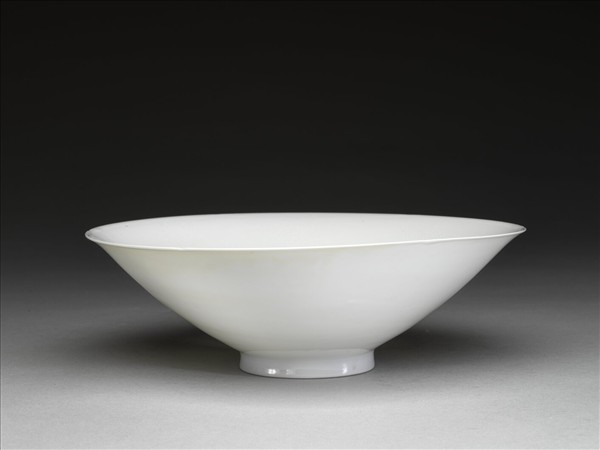 甜白釉暗花番蓮八寶紋葵口碗