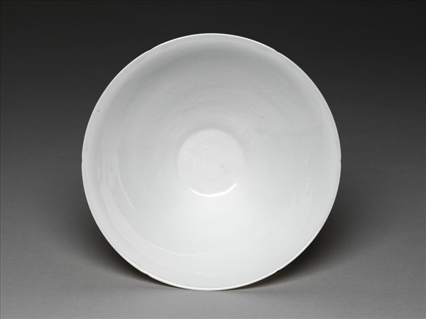 甜白釉暗花番蓮八寶紋葵口碗