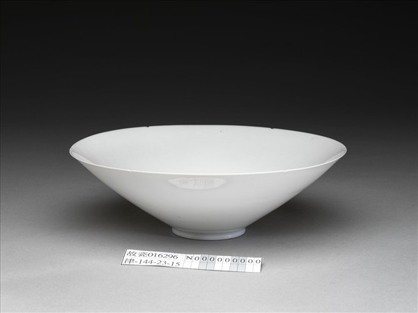 甜白釉暗花番蓮八寶紋葵口碗