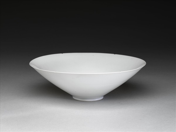 甜白釉暗花番蓮八寶紋葵口碗