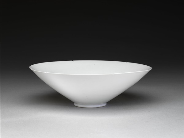 甜白釉暗花番蓮八寶紋葵口碗