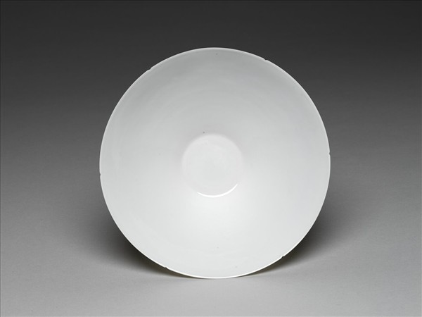 甜白釉暗花番蓮八寶紋葵口碗