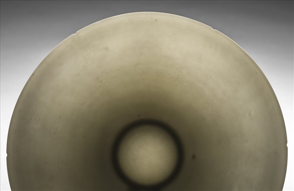 甜白釉暗花番蓮八寶紋葵口碗