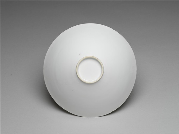 甜白釉暗花番蓮八寶紋葵口碗