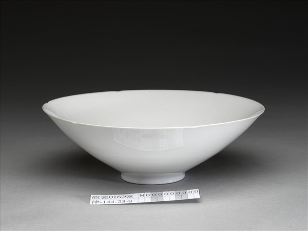 甜白釉暗花番蓮八寶紋葵口碗