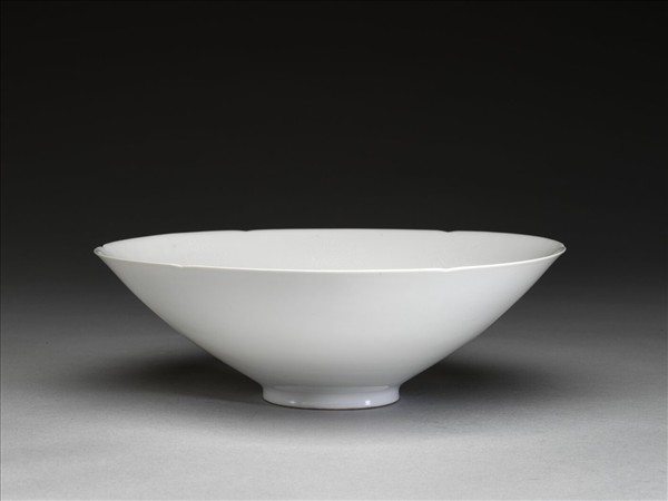 甜白釉暗花番蓮八寶紋葵口碗