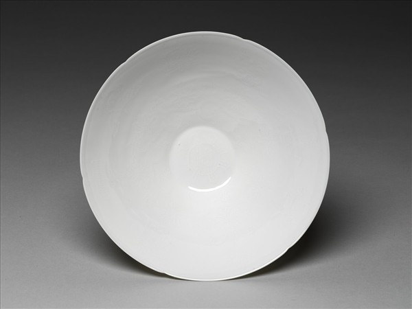 甜白釉暗花番蓮八寶紋葵口碗