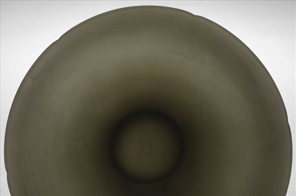 甜白釉暗花番蓮八寶紋葵口碗