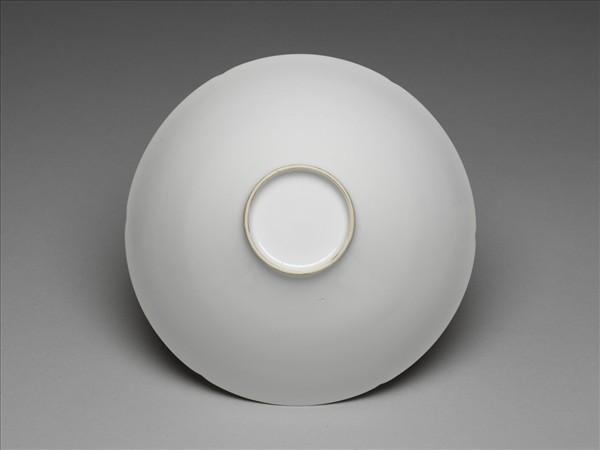 甜白釉暗花番蓮八寶紋葵口碗