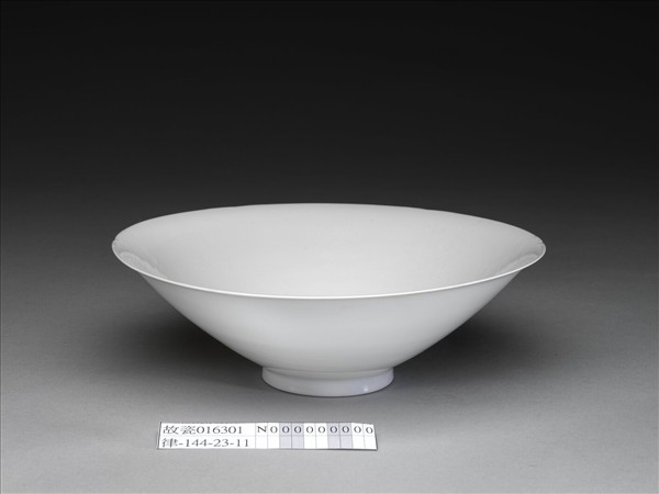 甜白釉暗花番蓮八寶紋葵口碗