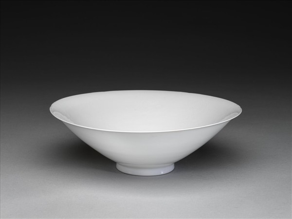 甜白釉暗花番蓮八寶紋葵口碗