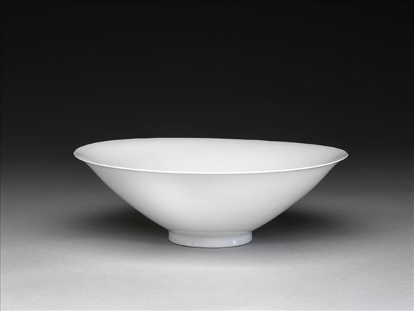 甜白釉暗花番蓮八寶紋葵口碗