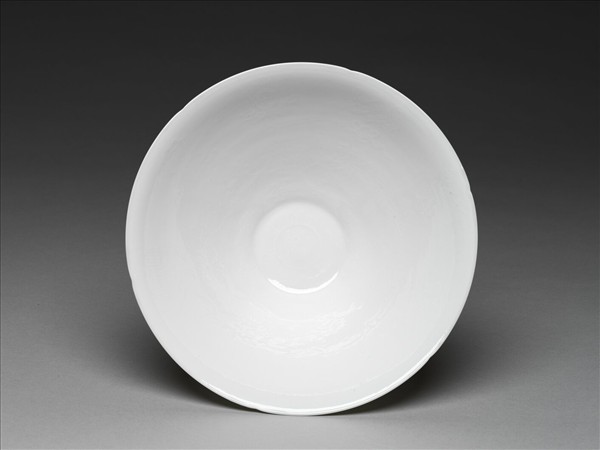 甜白釉暗花番蓮八寶紋葵口碗