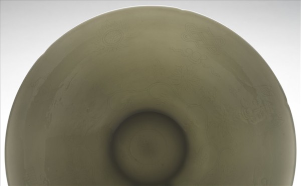 甜白釉暗花番蓮八寶紋葵口碗