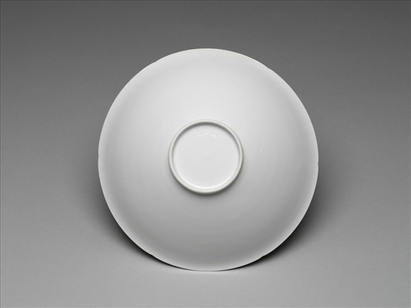 甜白釉暗花番蓮八寶紋葵口碗