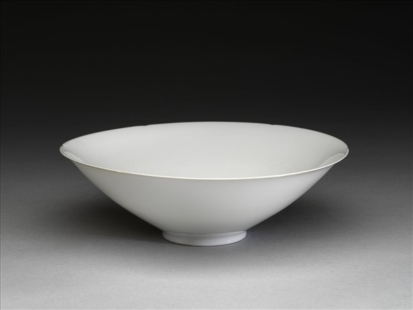 甜白釉暗花番蓮八寶紋葵口碗