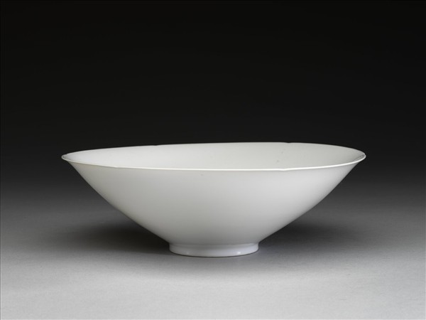 甜白釉暗花番蓮八寶紋葵口碗