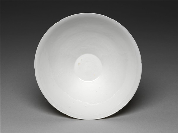 甜白釉暗花番蓮八寶紋葵口碗