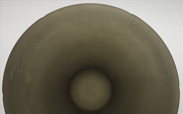 甜白釉暗花番蓮八寶紋葵口碗